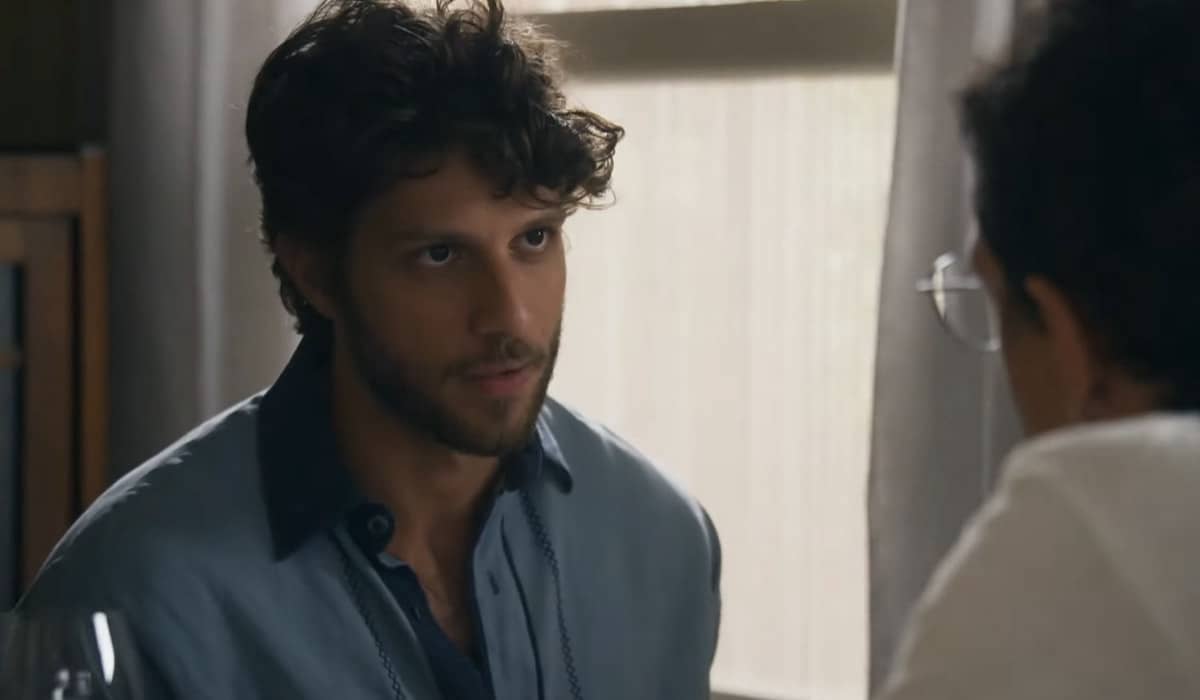 Ari se infiltra na casa de seu maior inimigo na novela das nove. Foto: Reprodução/Globo