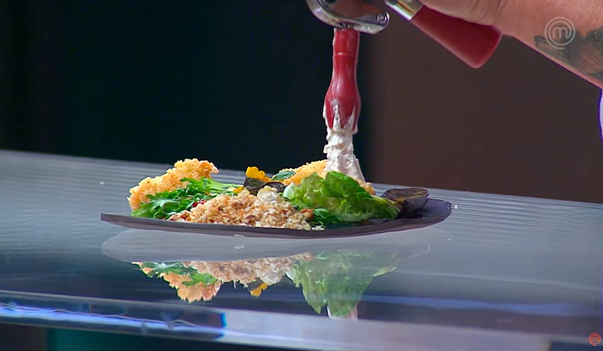 A salada de Hichel causou a sua eliminação. Fonte: Reprodução/YouTube