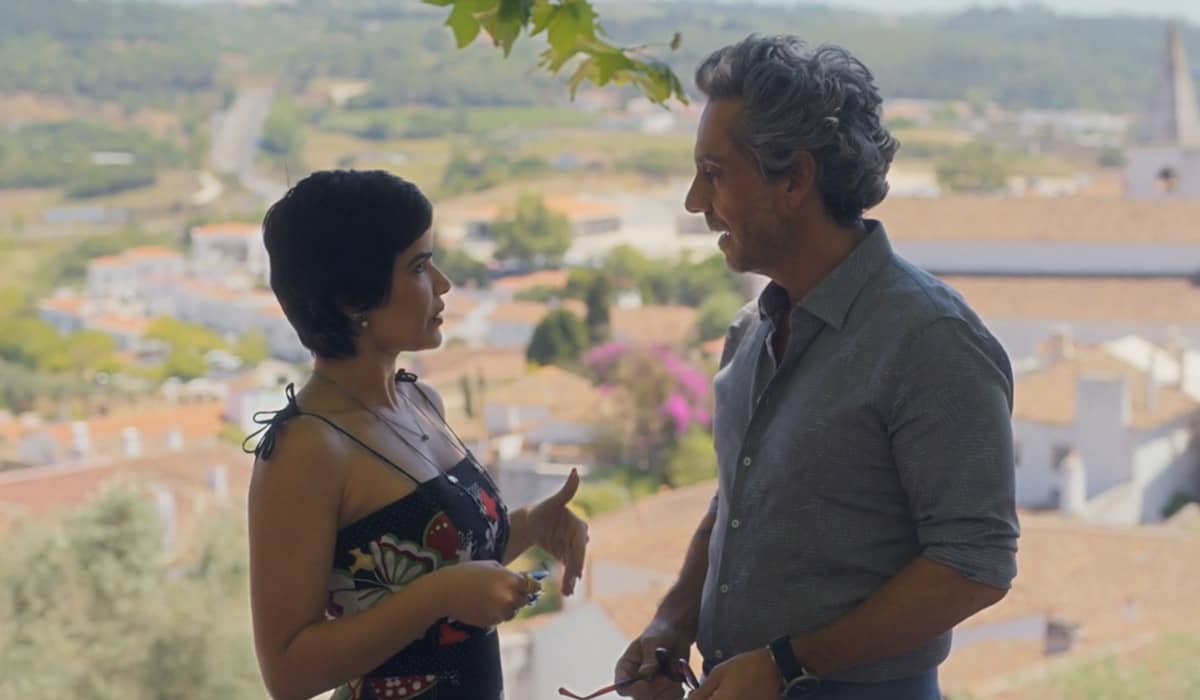 Leonor e Stenio engatam namoro na novela Travessia. Foto: Reprodução/Globo