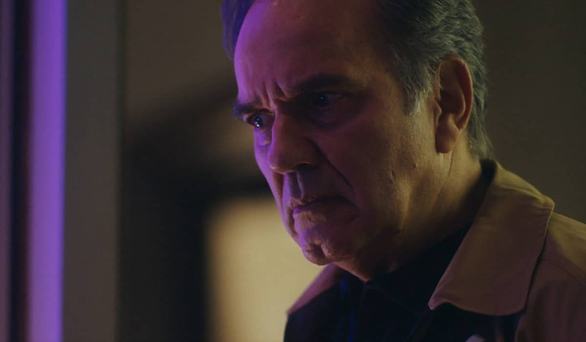 Guerra percebe rapidamente que Ari pode ser um perigo. Foto: Reprodução/Globo