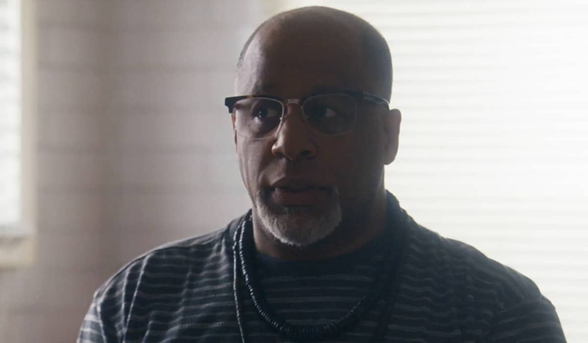 Monteiro deixa Ari em saia justa na novela Travessia. Foto: Reprodução/Globo