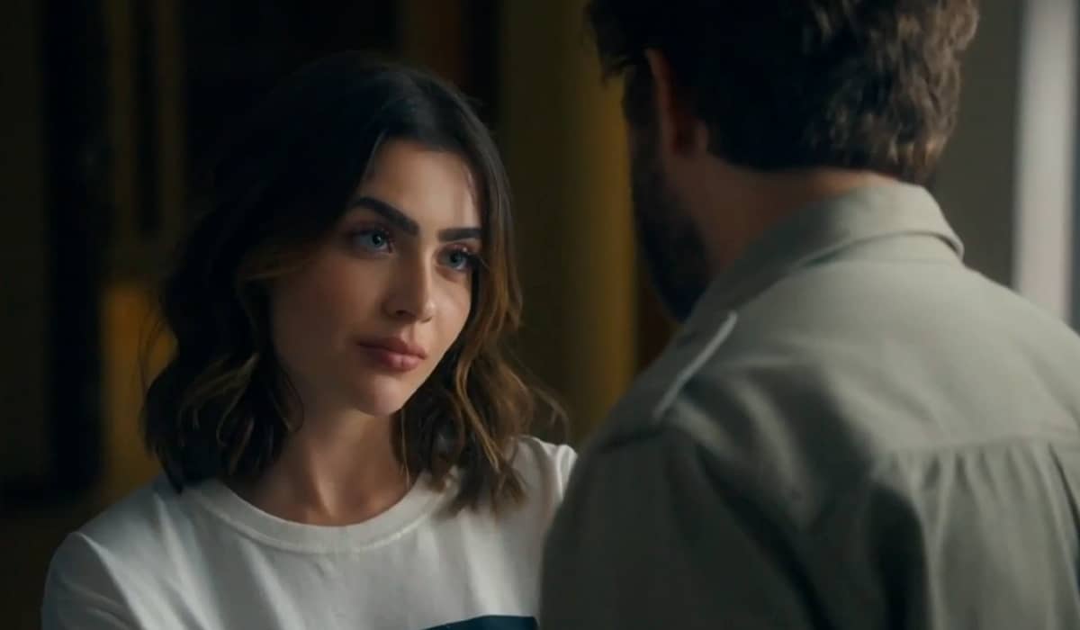 Ari e Chiara começam um relacionamento. Fonte: Reprodução/Globo