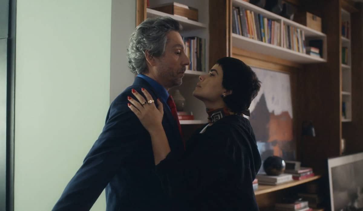 Leonor engata romance problemático com Stenio em Travessia. Foto: Reprodução/Globo