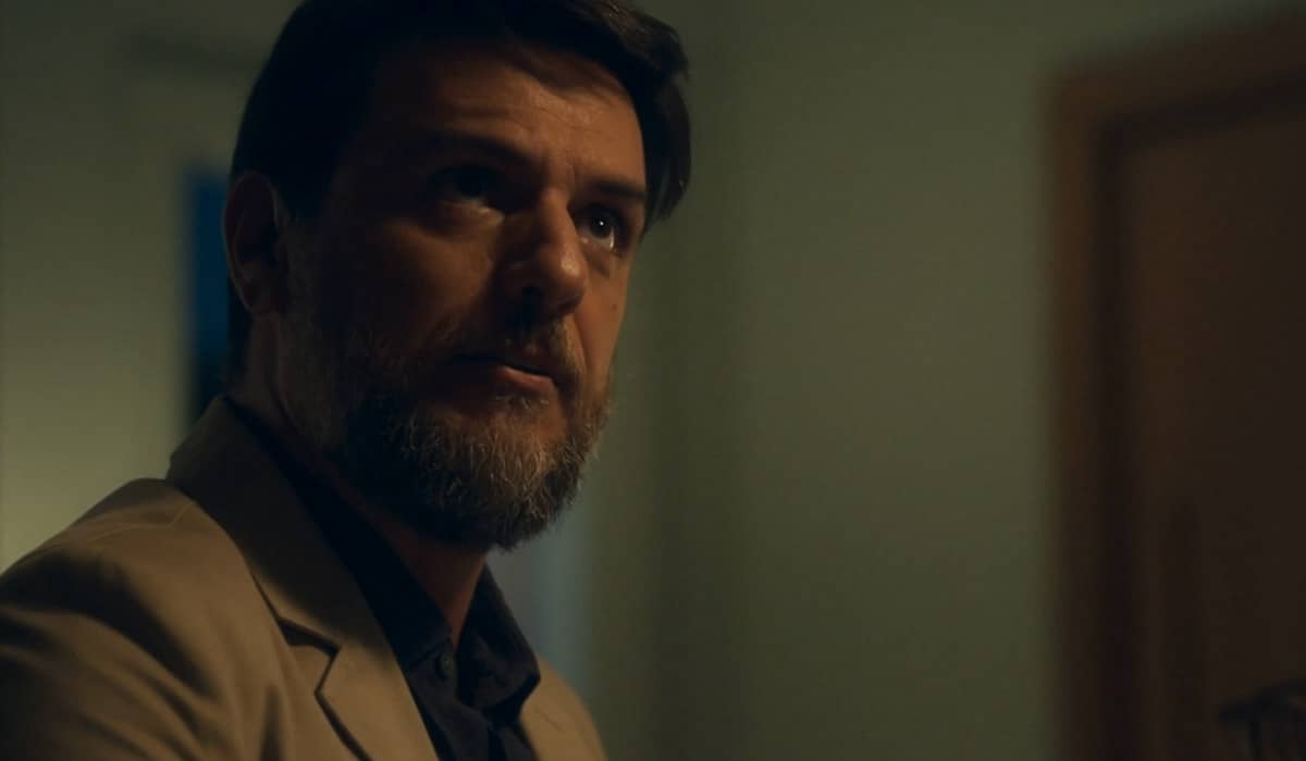 Moretti fica furioso após sofrer sabotagem na novela das nove. Foto: Reprodução/Globo