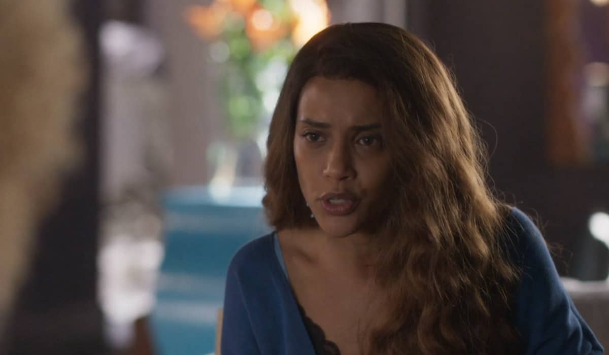 Clarice tenta desvendar os planos de seus inimigos na novela das sete. Foto: Reprodução/Globo