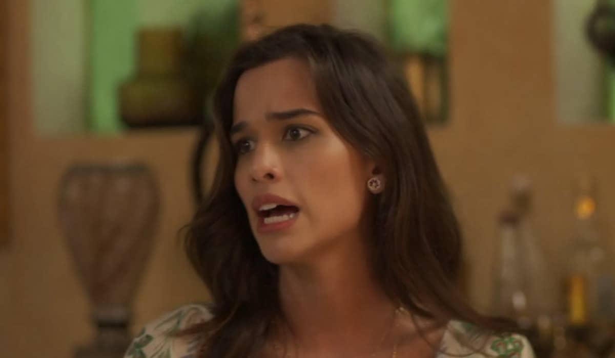 Labibe fica intrigada com as fofocas na novela das seis. Foto: Reprodução/Globo