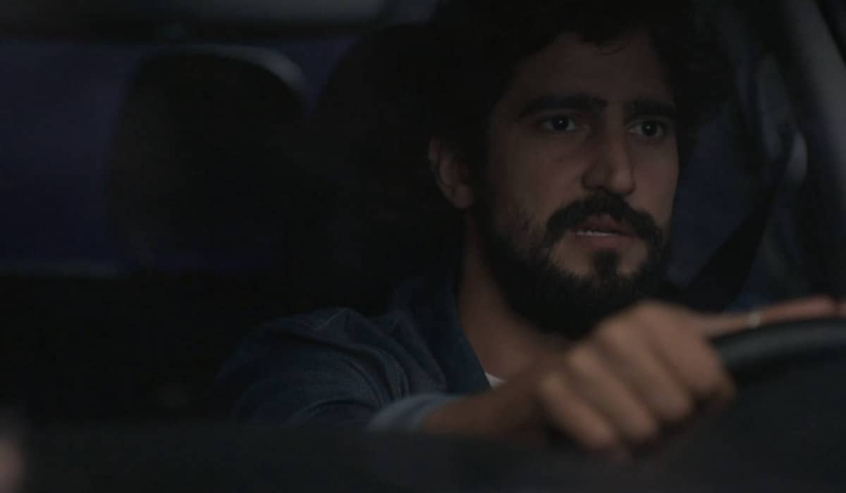 Tertulinho investe altos recursos para eliminar o rival na novela. Foto: Reprodução/Globo