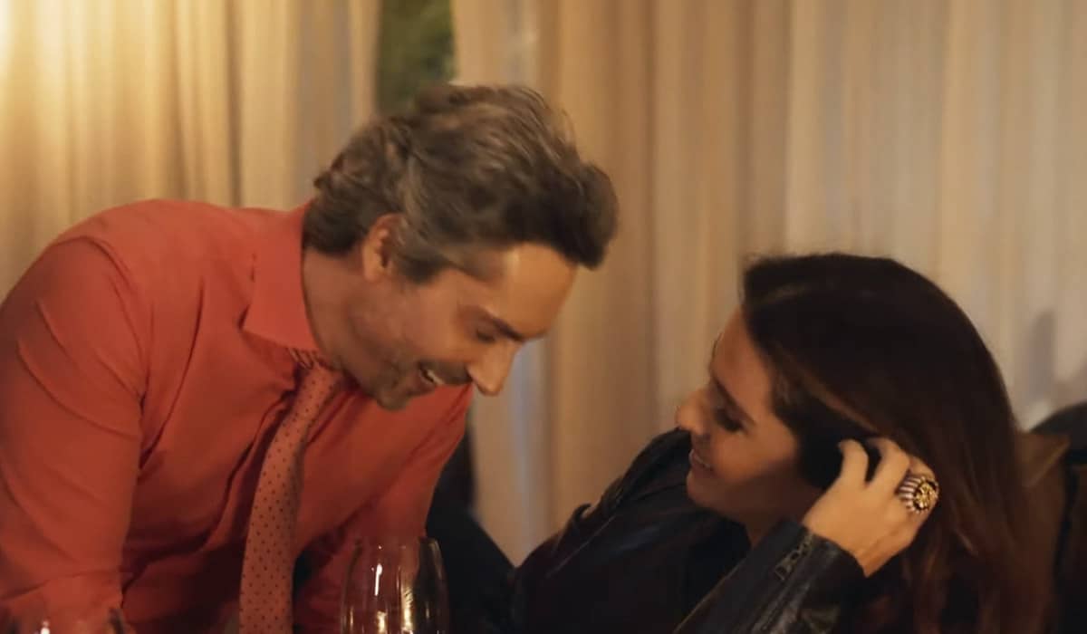 A história de Stenio e Helô se destaca entre os núcleos coadjuvantes da novela. Foto: Reprodução/Globo