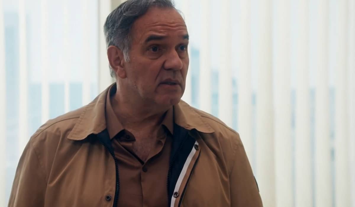 Dante descobre que Ari fará um trabalho para Guerra. Fonte: Reprodução/Globo
