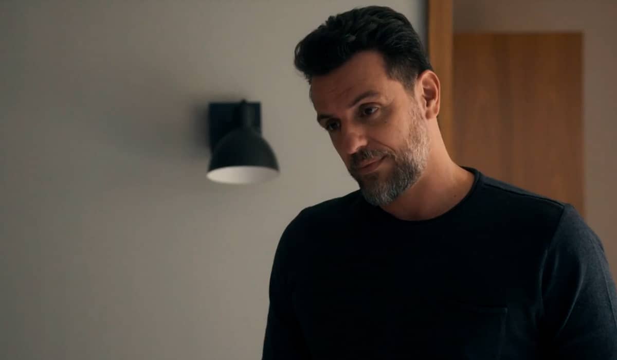 Oto acredita que Moretti esteja ameaçando Brisa. Fonte: Reprodução/Globo
