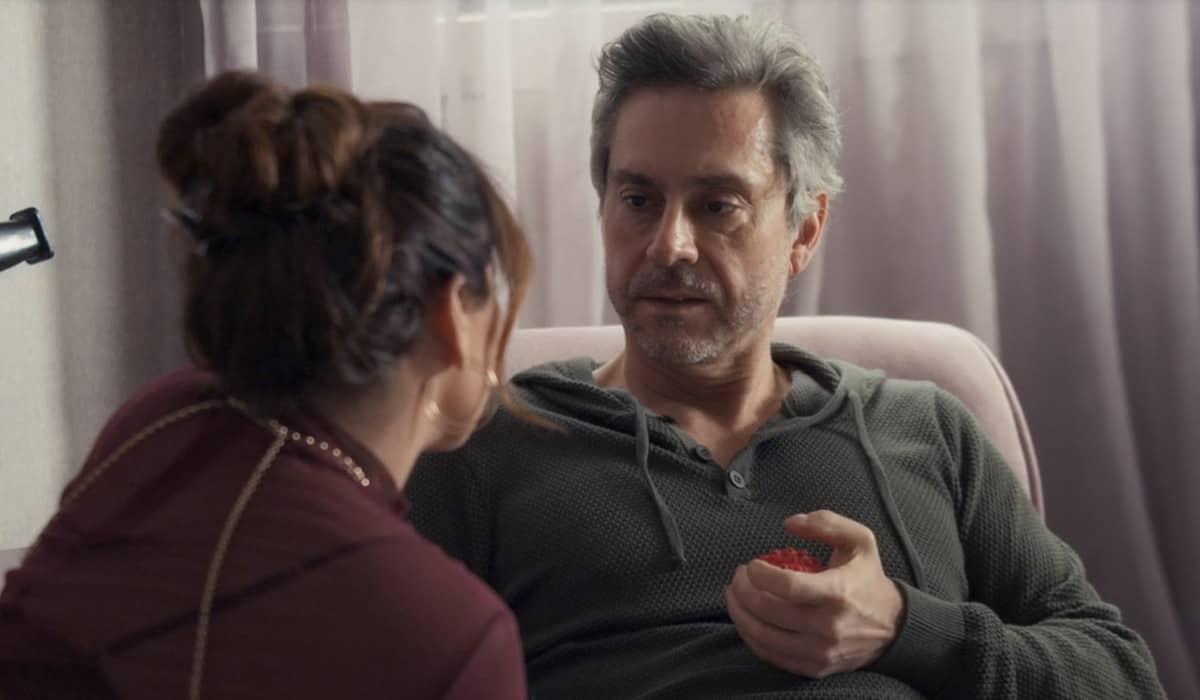 Stenio se assusta com questionamento de Helô. Foto: Reprodução/Globo