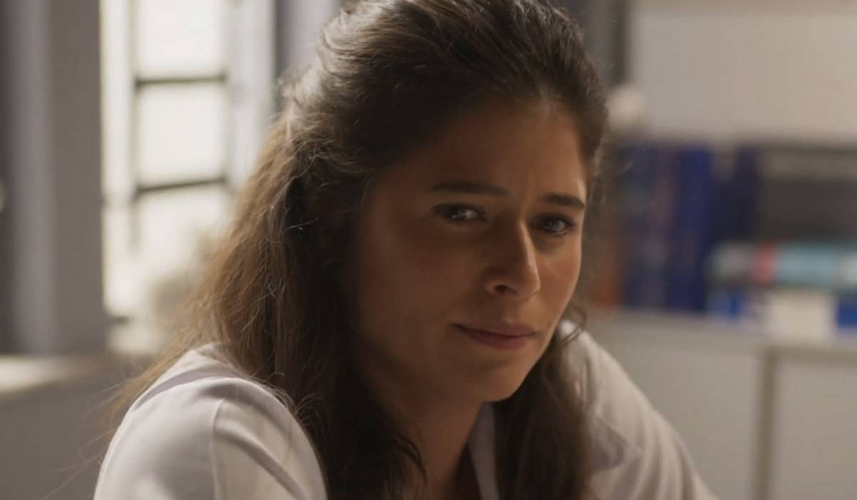 Candoca fica intrigada com o desespero do Coronel. Foto: Reprodução/Globo