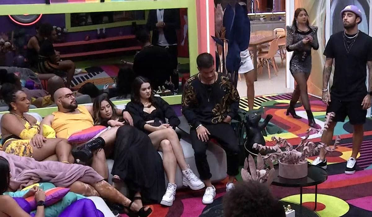 Participantes aguardam festa da líder Jade no BBB 22. Foto: Reprodução/Globoplay