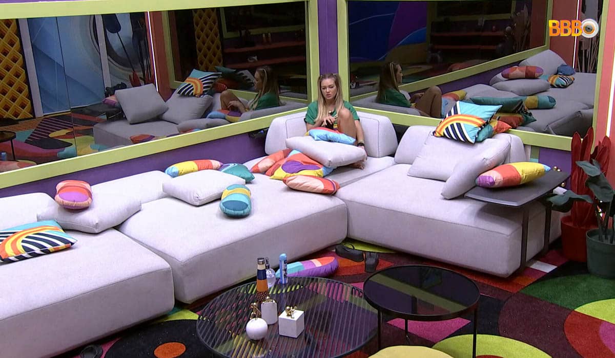 Às 12h, Bárbara é a única acordada no BBB 22. Foto: Reprodução/Globoplay