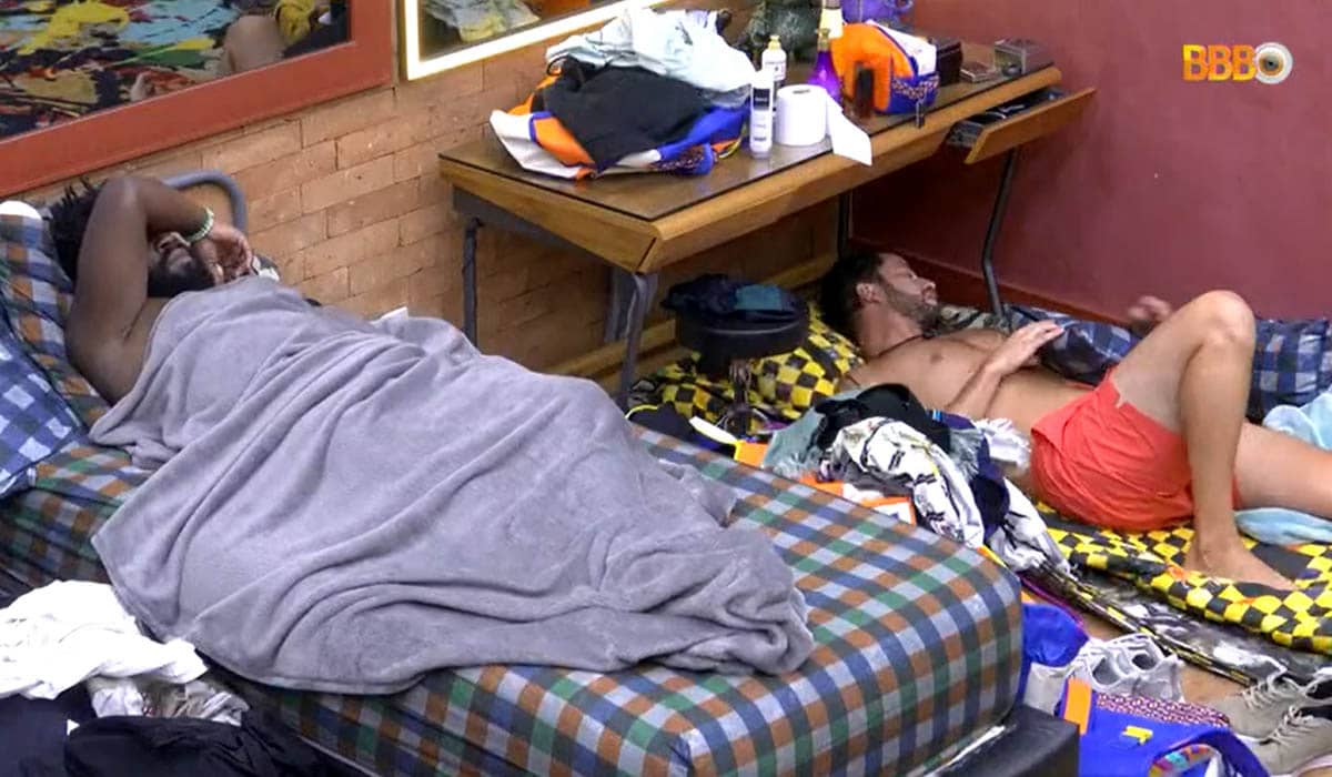 Participantes aguardam o início do BBB 22 ao vivo. Foto: Reprodução/Globoplay