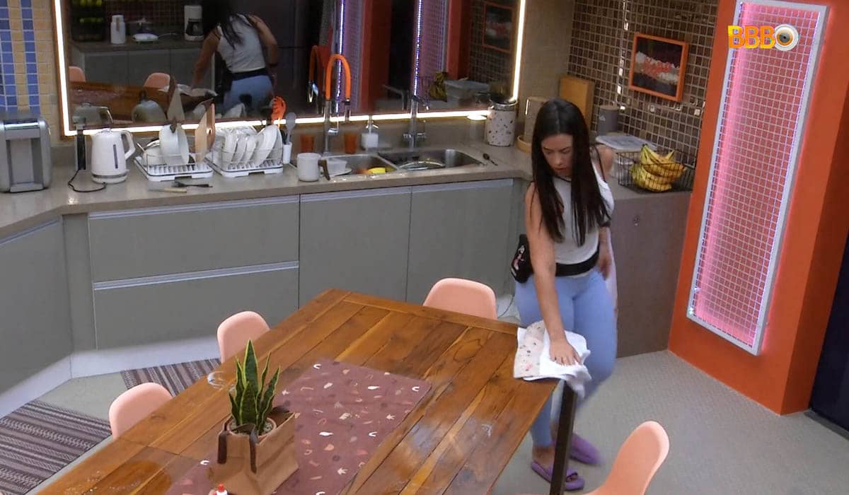 Larissa limpa a cozinha antes da prova do anjo no BBB 22. Foto: Reprodução/Globoplay