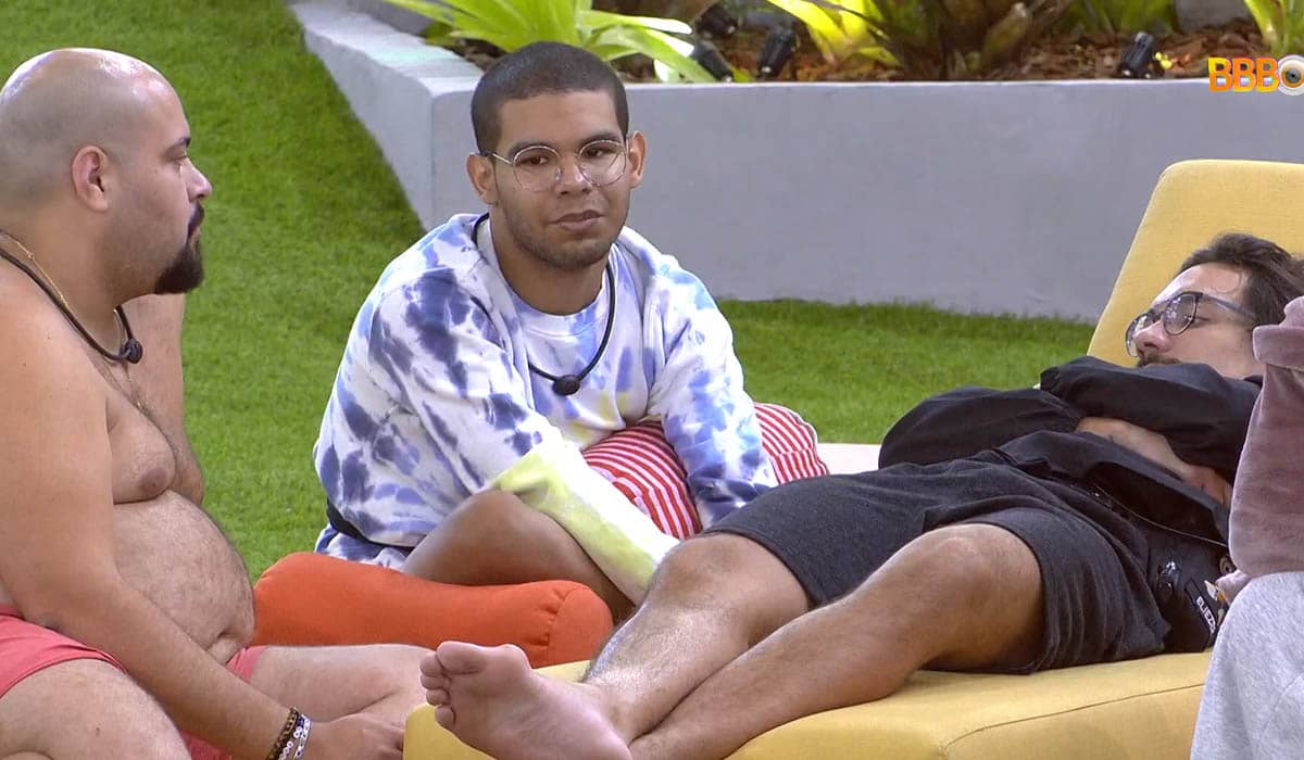 Tiago, Vinicius e Eliezer na área externa do BBB 22. Foto: Reprodução/Globoplay