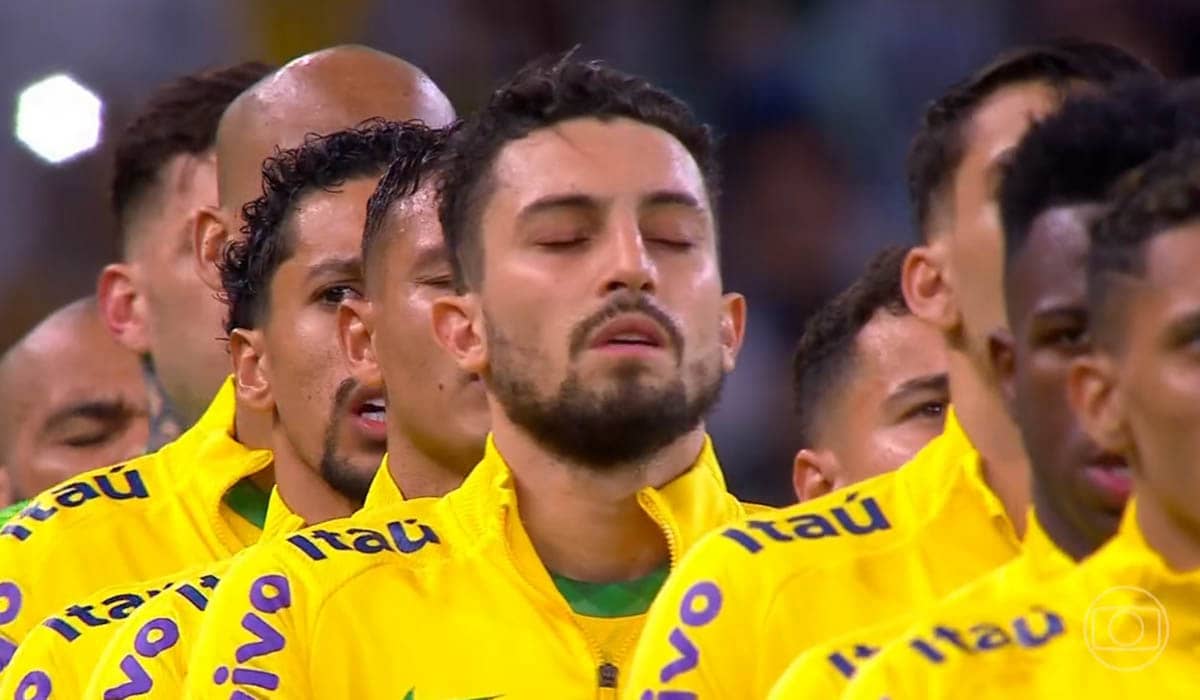 Seleção brasileira canta o hino nacional junto com a torcida no jogo contra o Paraguai