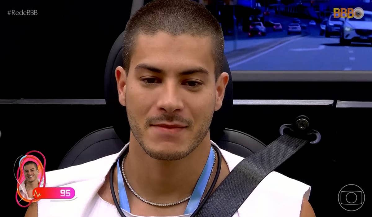 Arthur recebe presente do anjo no BBB 22