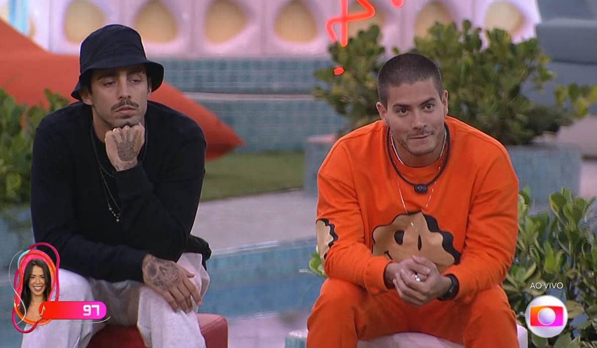 Pedro Scooby e Arthur Aguiar no jogo da discórdia. Foto: Reprodução/TV Globo