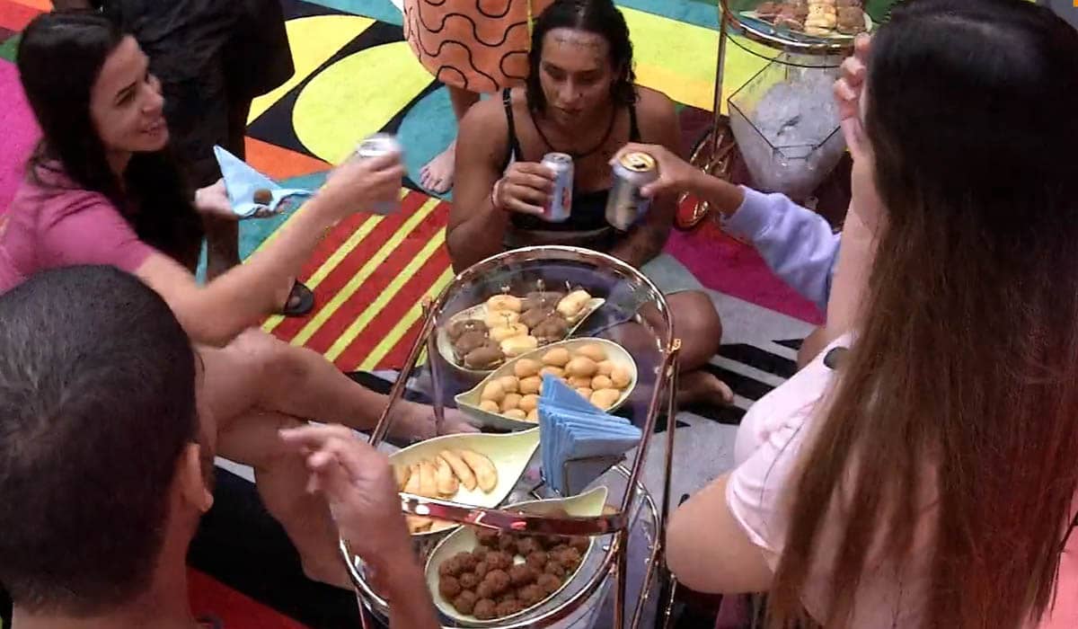 Participantes do BBB 22 recebem comida antes da festa do líder