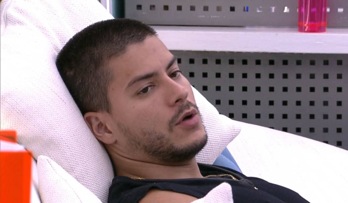 Arthur também está no Paredão com Larissa. Foto: Reprodução/Globoplay