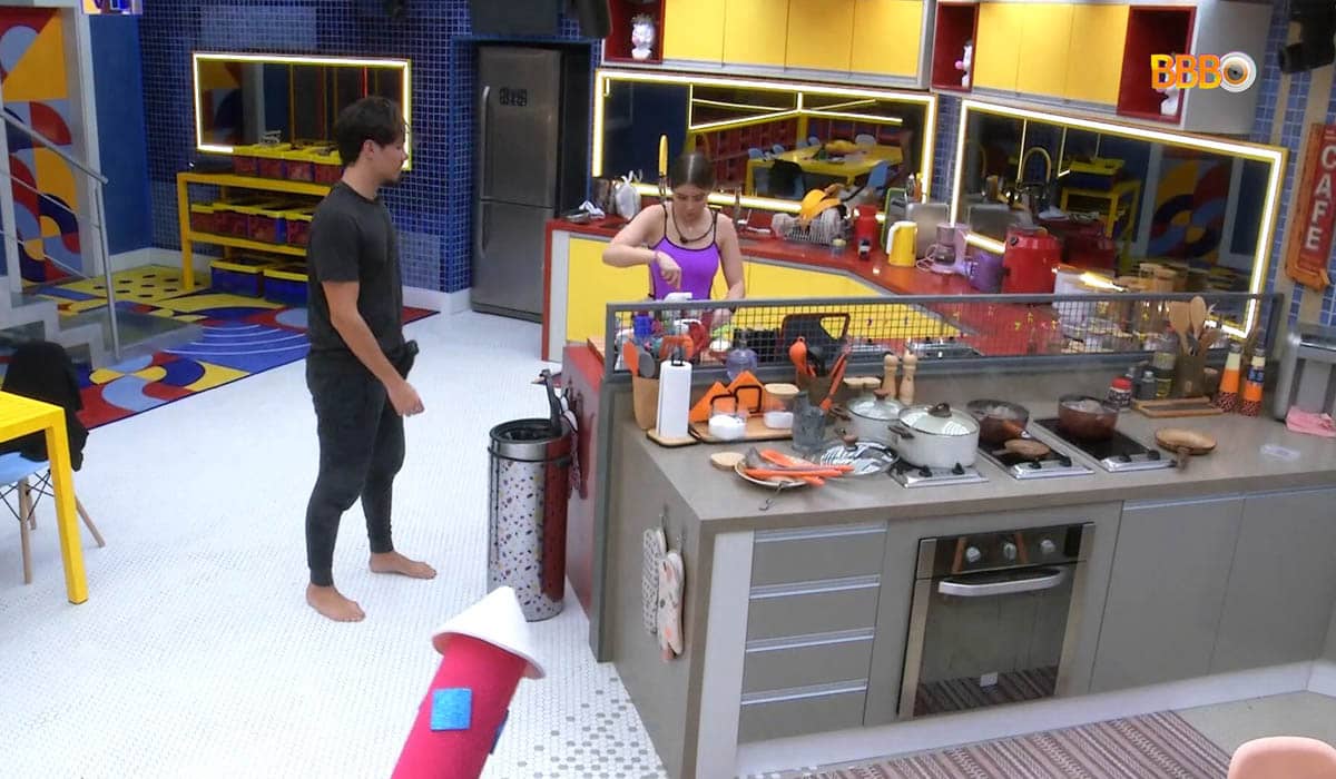 Jade prepara jantar alguns minutos antes do BBB 22 ao vivo. Foto: Reprodução/Globoplay