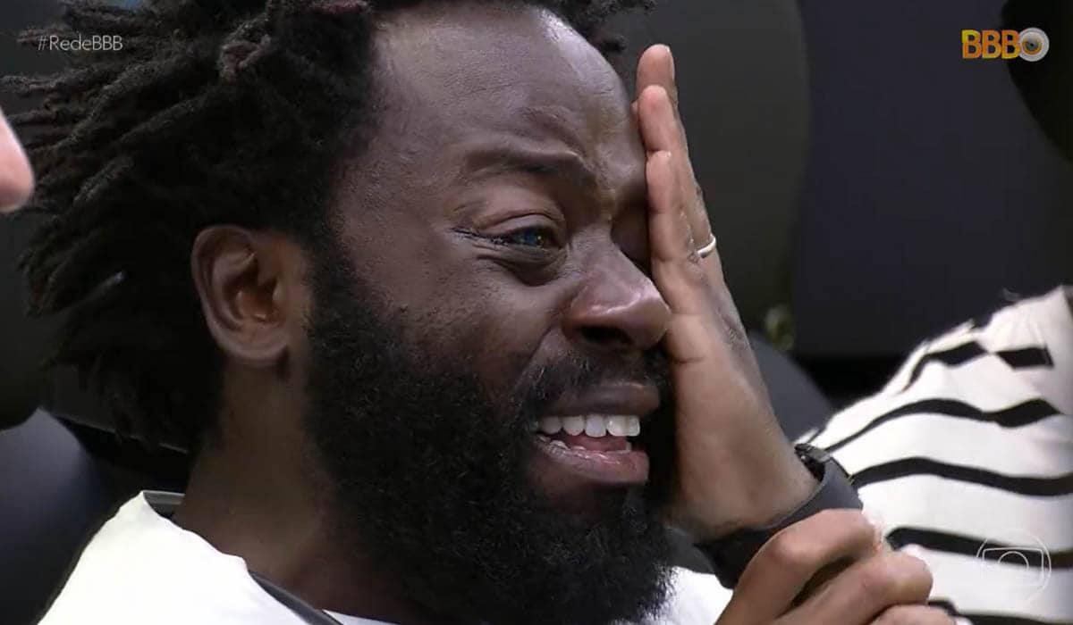 Douglas Silva se emocionou com o presente do anjo. Foto: Reprodução/Globoplay