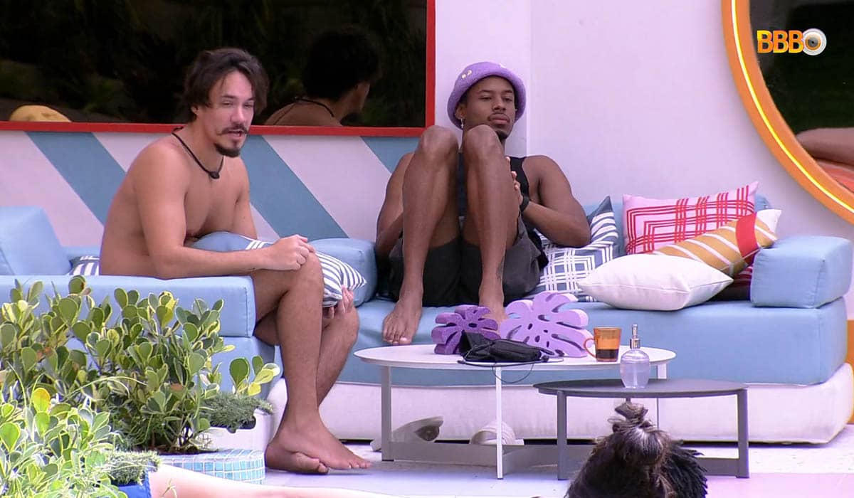 Eliezer e Paulo André conversam sobre estratégias no BBB 22. Reprodução/Globoplay