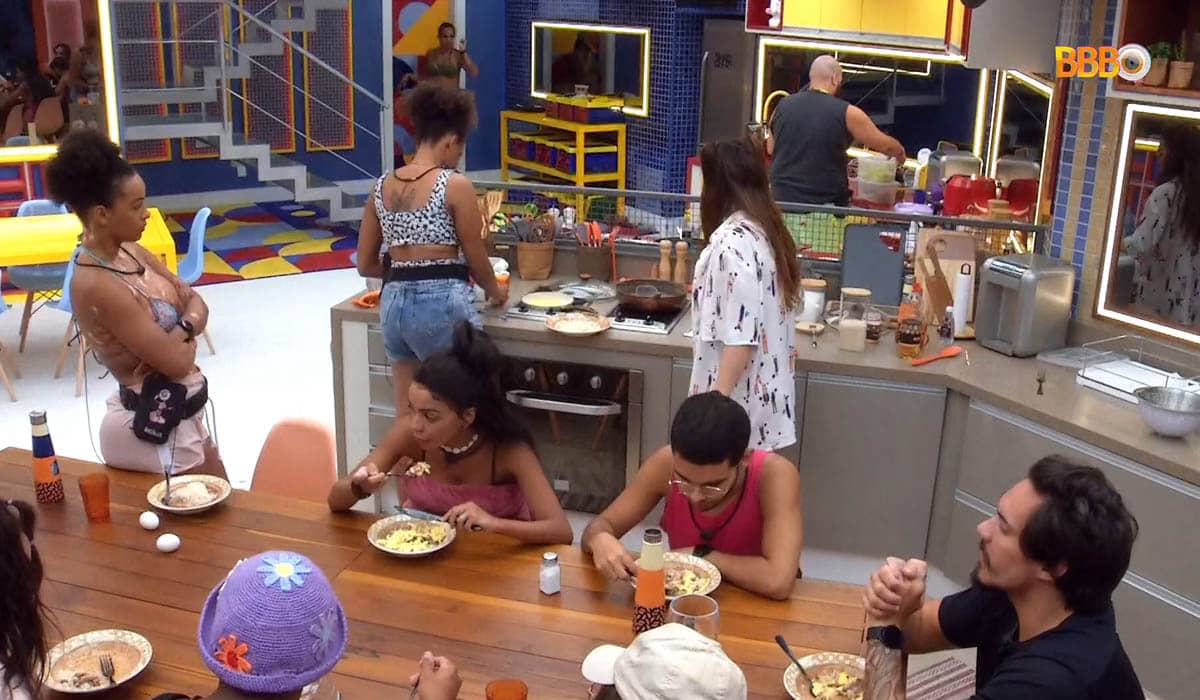Grupo Pipoca almoçando no BBB 22