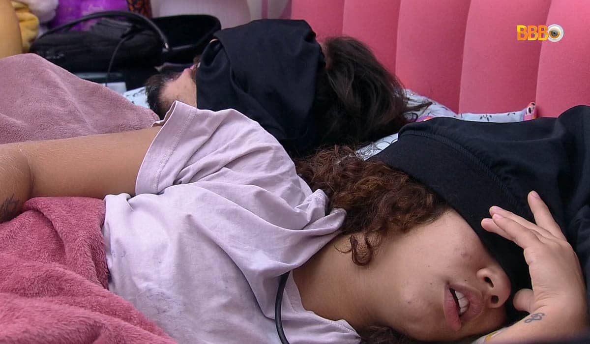 Maria e Eliezer dormem no quarto Lollipop no BBB 22. Reprodução/Globoplay