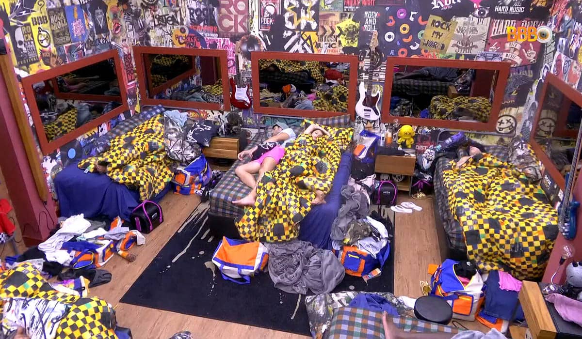 Participantes dormem no quarto Grunge do BBB 22. Reprodução/Globoplay