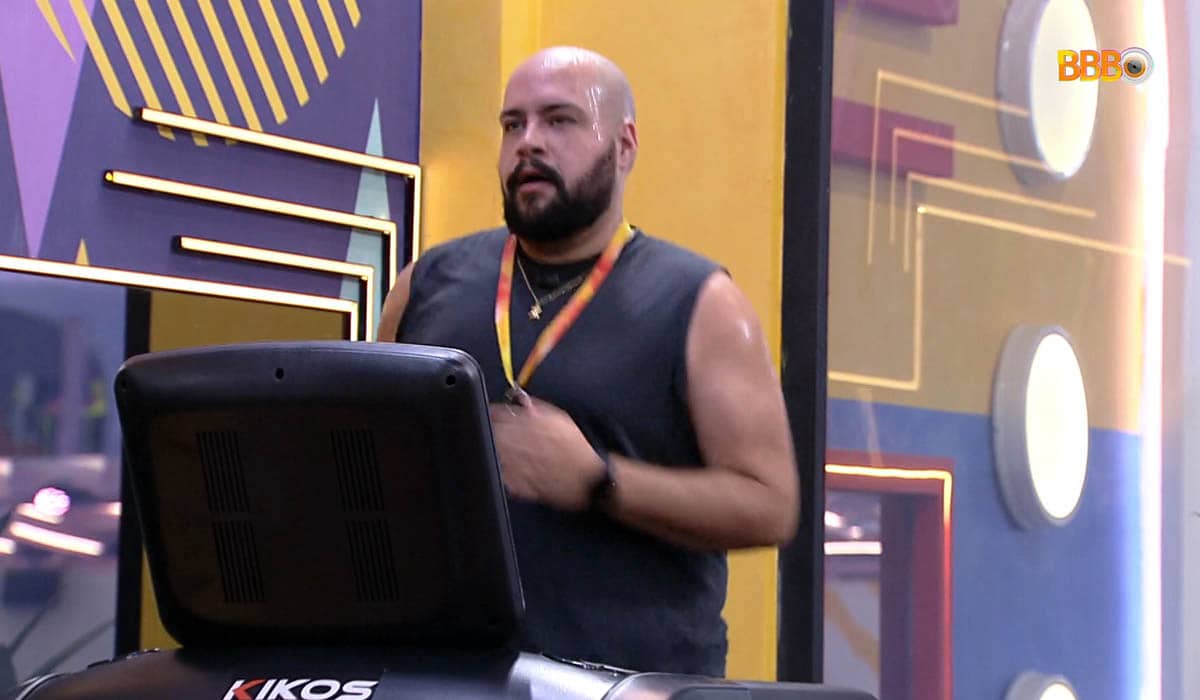 Tiago Abravanel corre na esteira antes da prova do líder do BBB 22