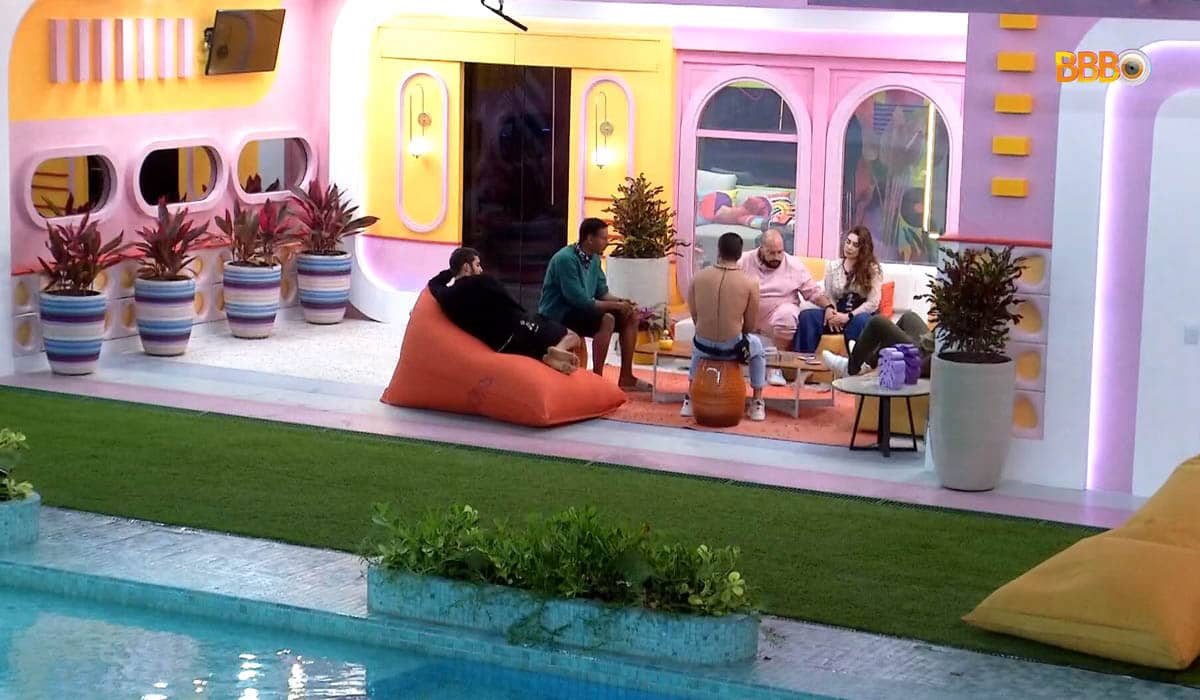 Arthur e Naiara conversam antes do resultado do Paredão no BBB 22. Foto: Reprodução/Globoplay