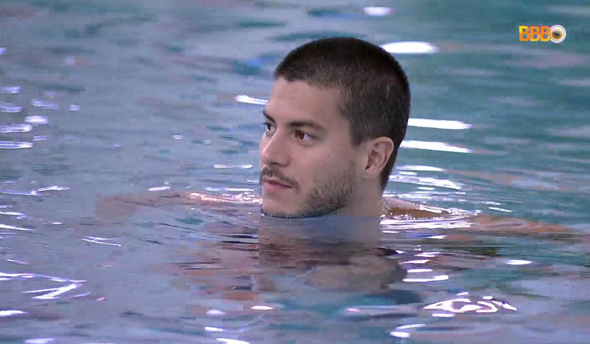 Arthur toma banho de piscina antes do resultado do Paredão. Foto: Reprodução/Globoplay
