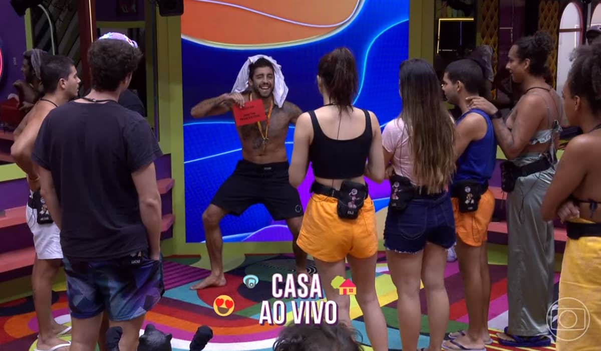 Pedro Scooby lê a mensagem para os participantes. Fonte: Reprodução/Globo