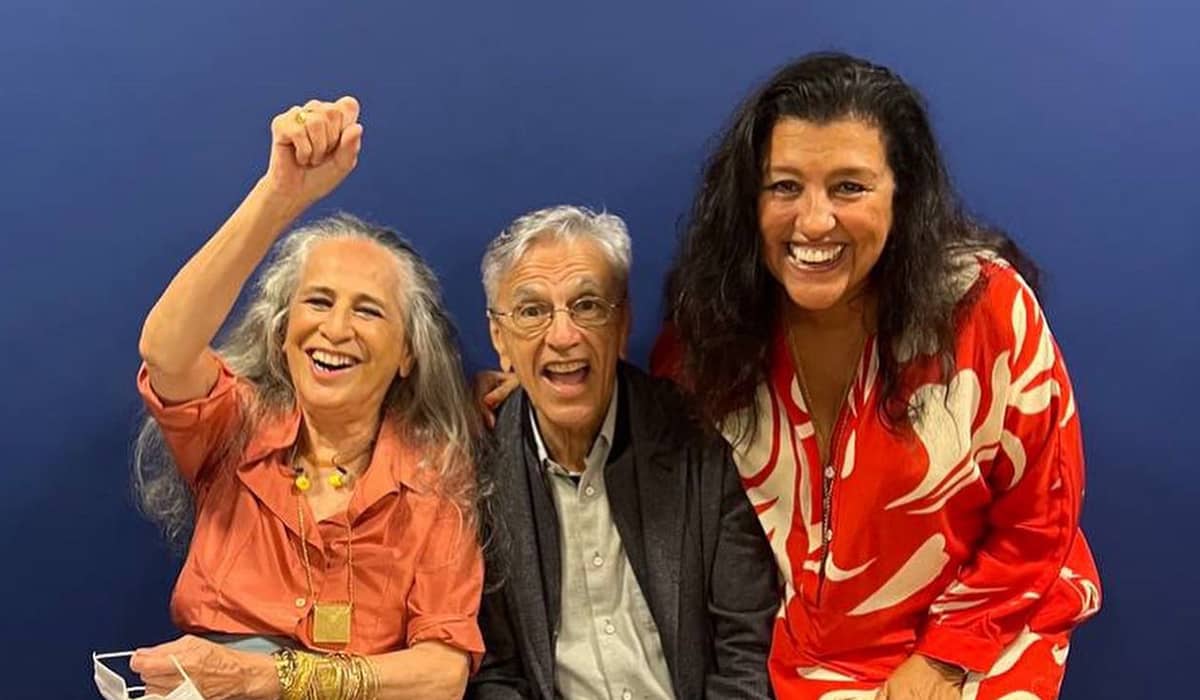 Maria Bethânia e Regina Casé posam juntas ao lado de Caetano Veloso. Fonte: Divulgação/Twitter