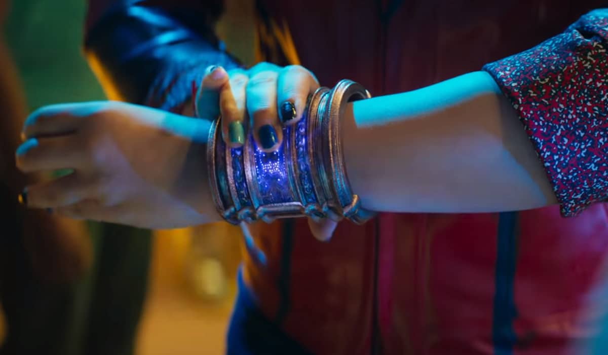 O bracelete com energia cósmica dará poderes para Kamala. Fonte: Reprodução/YouTube