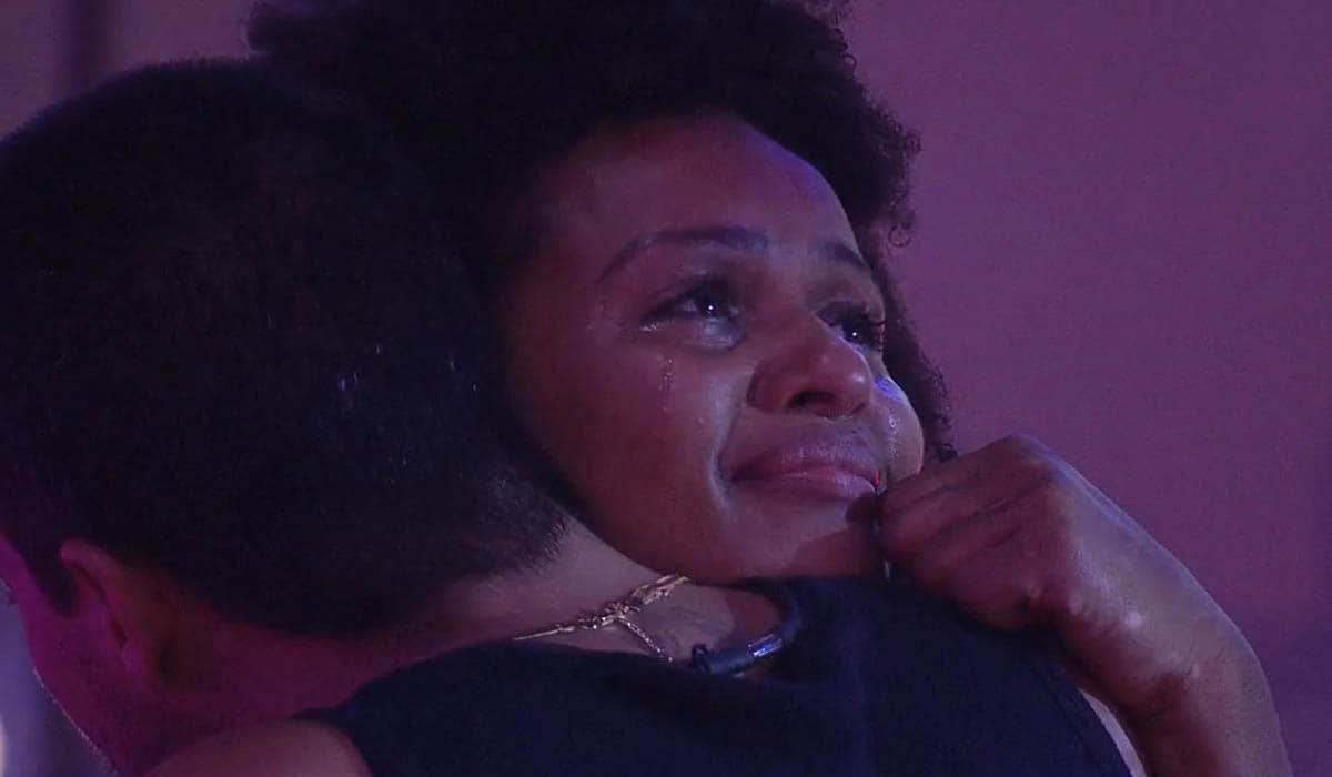 Natália é consolada na festa do líder. Foto: Reprodução/Globoplay