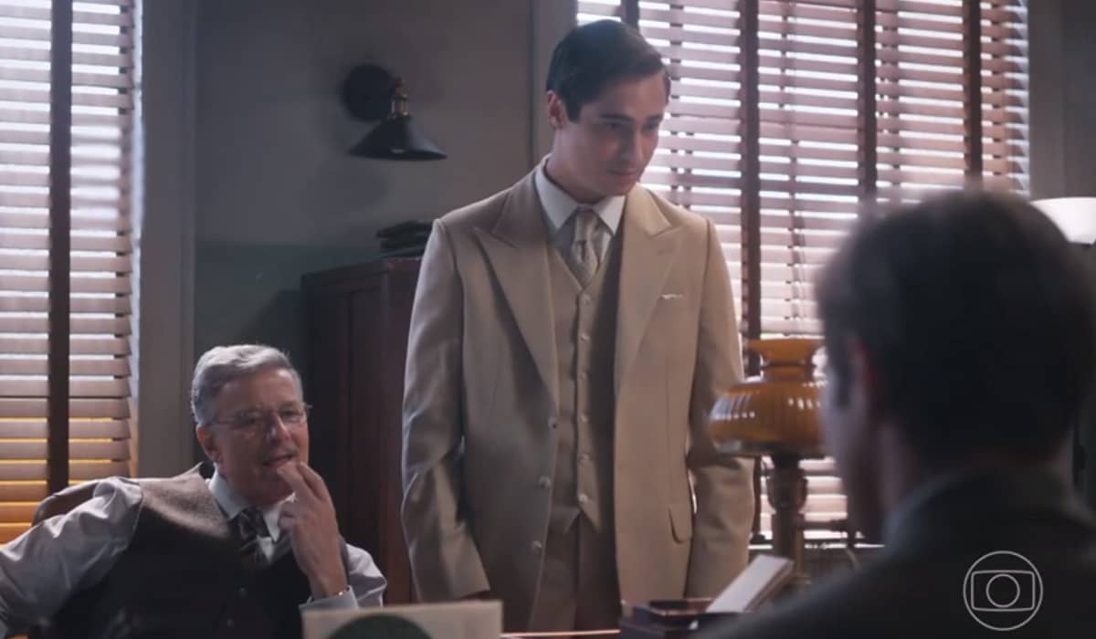Joaquim se dedica na fábrica para agradar Isadora. Fonte: Reprodução/Globo
