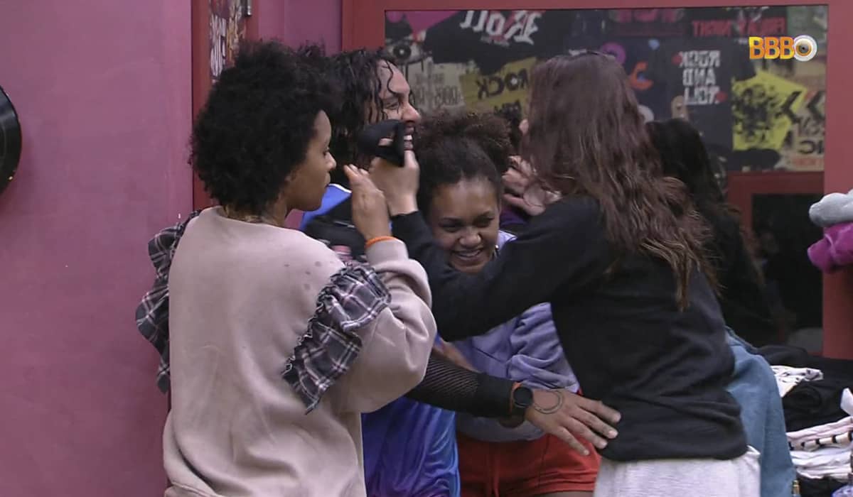 Lina foi direto comemorar com suas companheiras. Fonte: Reprodução/Globo