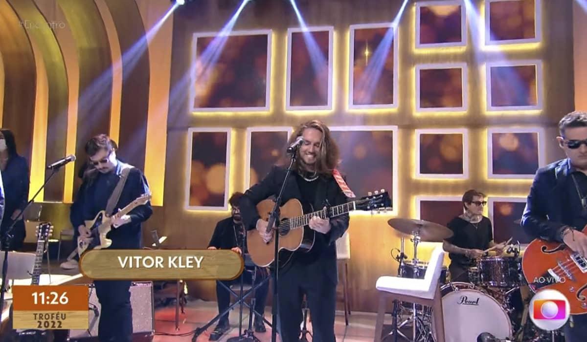 Vitor Kley agitou a plateia com seus sucessos. Fonte: Reprodução/Globo