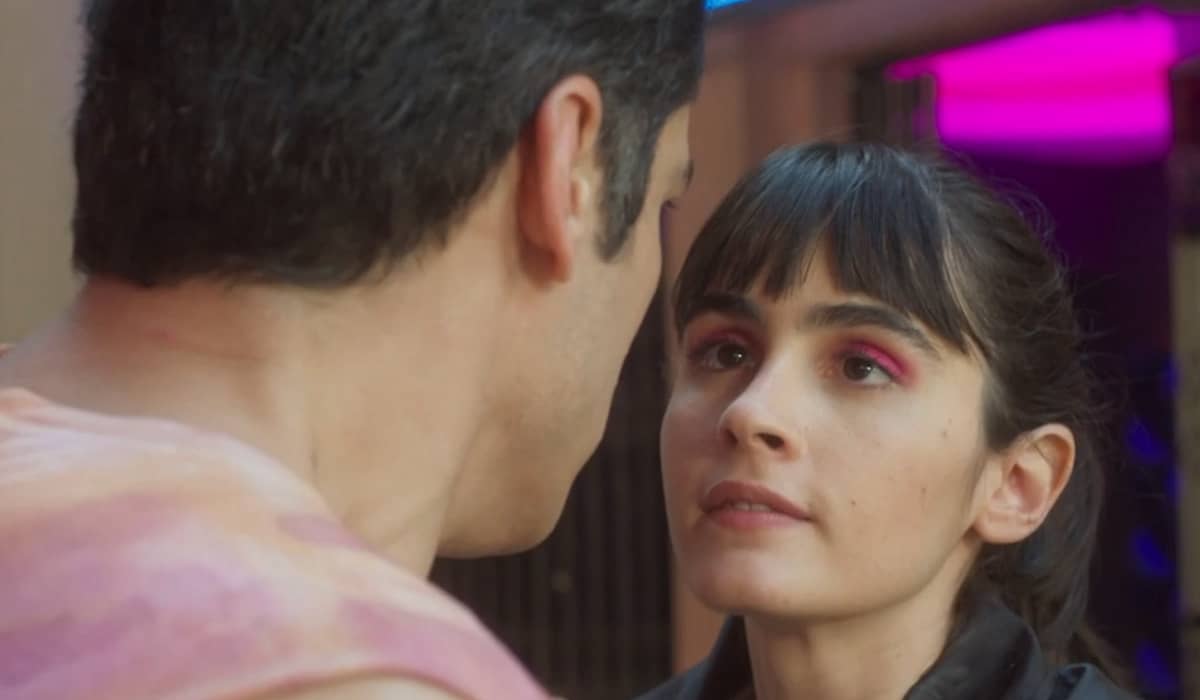 Flávia e Guilherme tentam se livrar de Tucão. Fonte: Reprodução/Globo