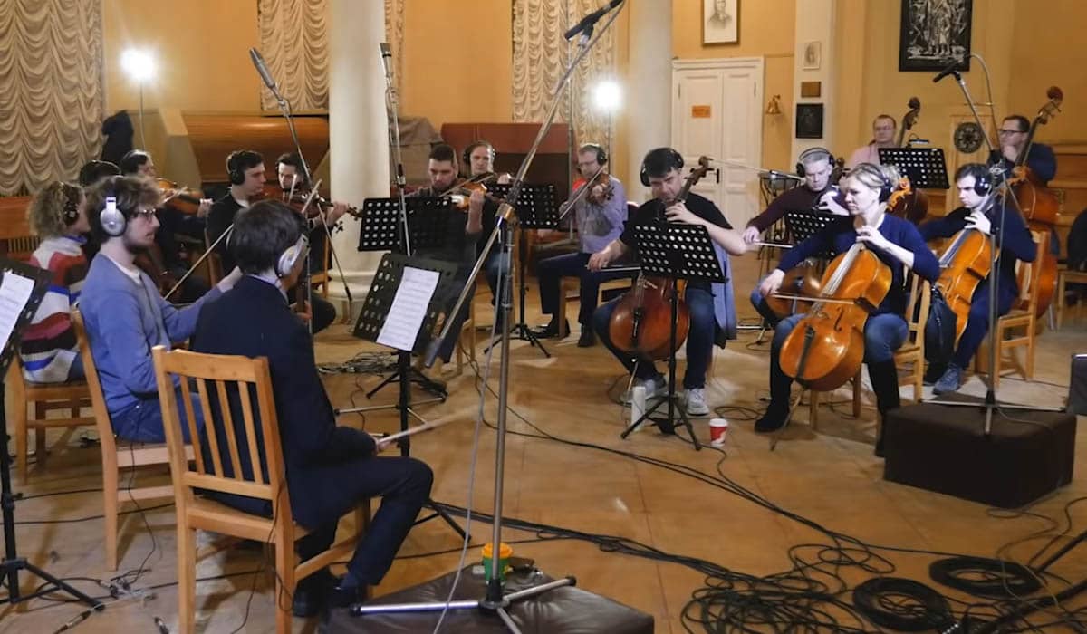 Orquestra cria clima de tensão na música de abertura da novela. Foto: Reprodução/YouTube