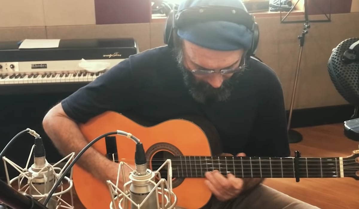 Almir Sater gravou a viola na nova versão da música 'Pantanal'. Foto: Reprodução/YouTube
