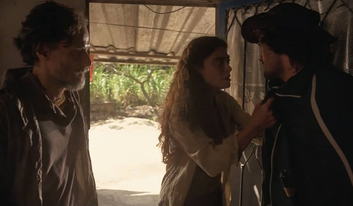 Maria implora para que o filho não vá para o confronto. Fonte: Reprodução/Globo