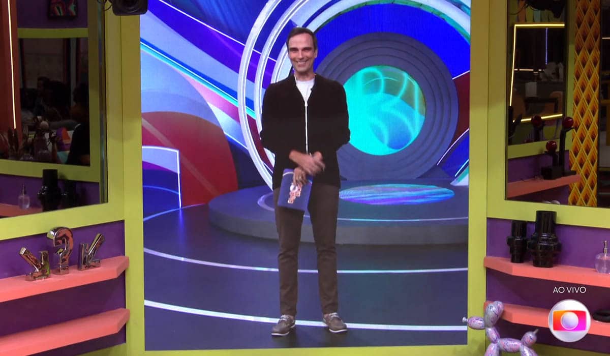 Tadeu Schmidt narra a prova do líder. Foto: Reprodução/Globo