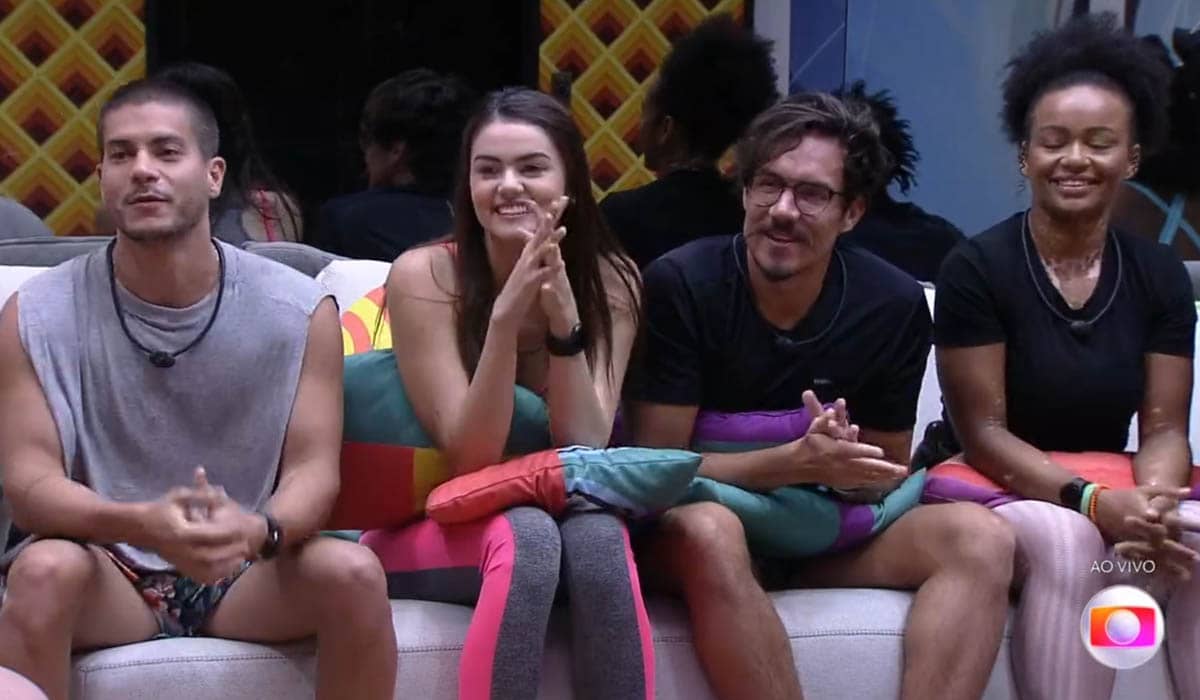 Elenco do BBB 22 ouve instruções para a prova do líder. Foto: Reprodução/Globo