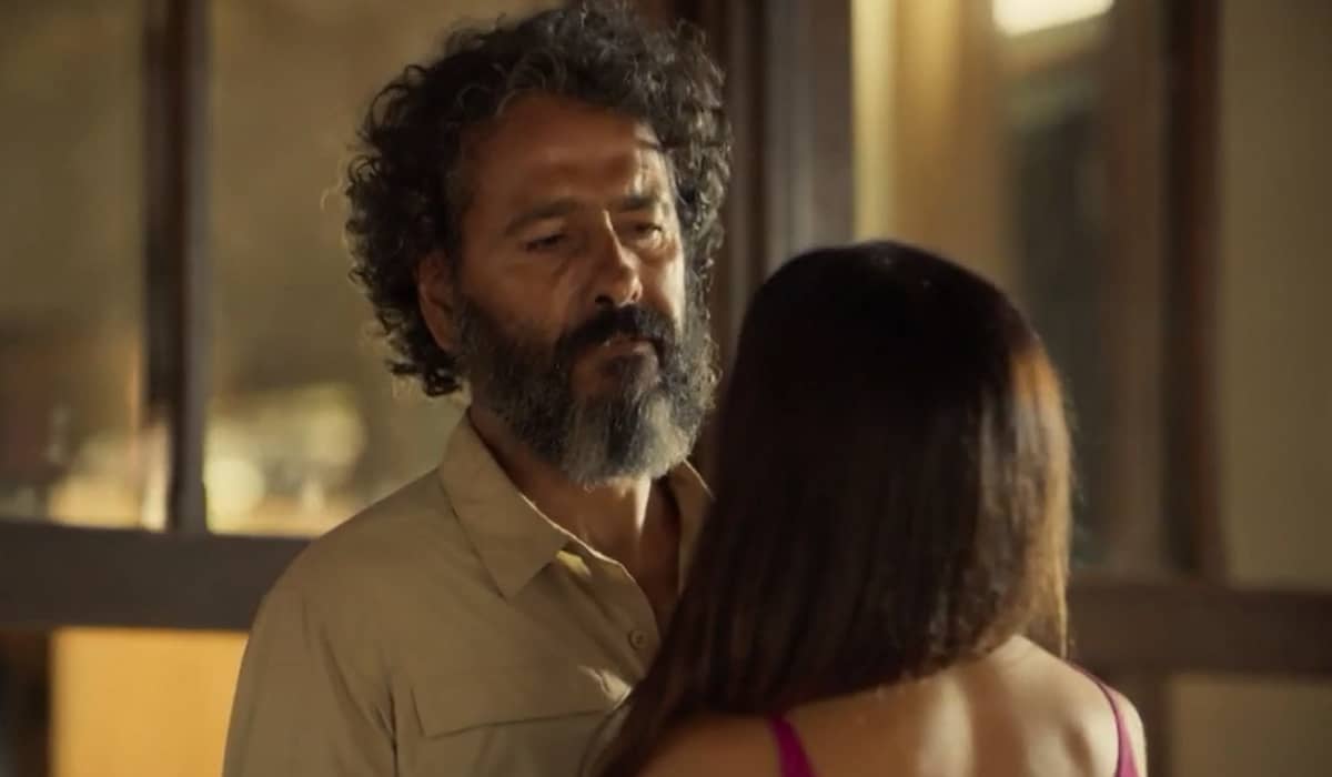 Leôncio acredita que um dia irá contar a verdade para Tadeu. Fonte: Reprodução/Globo