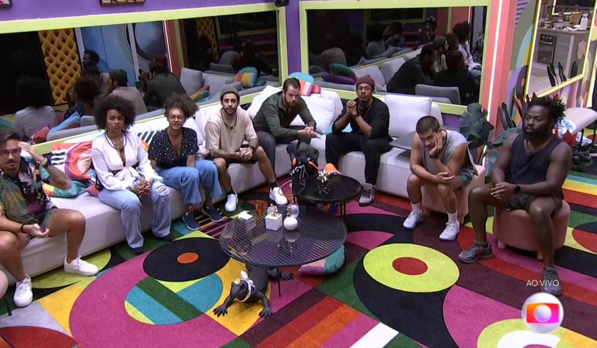 Participantes ficaram pensativos no BBB 22 após a eliminação de Lina. Foto: Reprodução/Globo